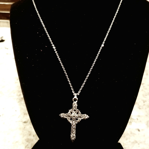 Cross pendent with chain - Picture 3 of 5